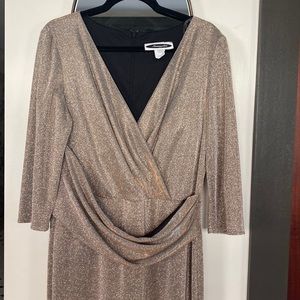 Long gown perfect for weddings or fancy events COLOR: rose gold.